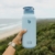 BOTTLE BOTTLE Edelstahl Trinkflasche 1L mit Strohhalm Thermoskanne Sport Auslaufsicher Isolierflasche Design für Fitnessstudio, mit Pillendose (Blau) - 9