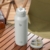 bottlebottle BOTTLE BOTTLE Isolierte Wasserflasche mit Strohhalm, Sport-Edelstahl-Wasserflasche mit Griffdeckel, Outdoor-Sportflasche für Pillen, 1l (Weiß) - 2