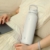 bottlebottle BOTTLE BOTTLE Isolierte Wasserflasche mit Strohhalm, Sport-Edelstahl-Wasserflasche mit Griffdeckel, Outdoor-Sportflasche für Pillen, 1l (Weiß) - 7
